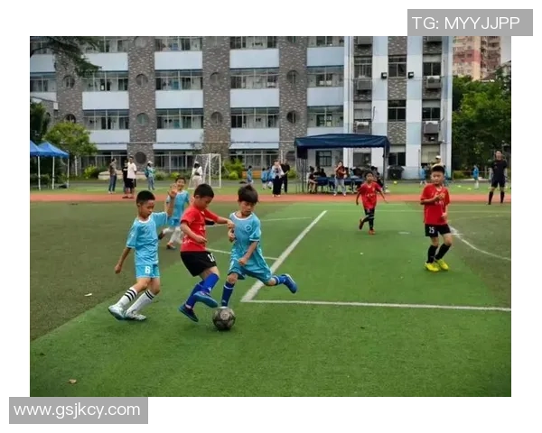 修身足球服的时尚魅力与运动性能完美结合，助你在赛场上展现自我风采