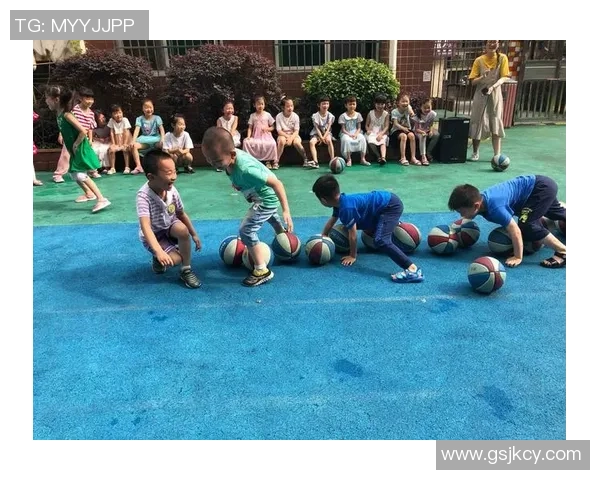 同学们在操场上踢足球的快乐时光与精彩瞬间