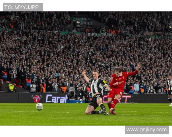 从上帝视角看足球比赛的精彩瞬间与战术博弈的深度解析