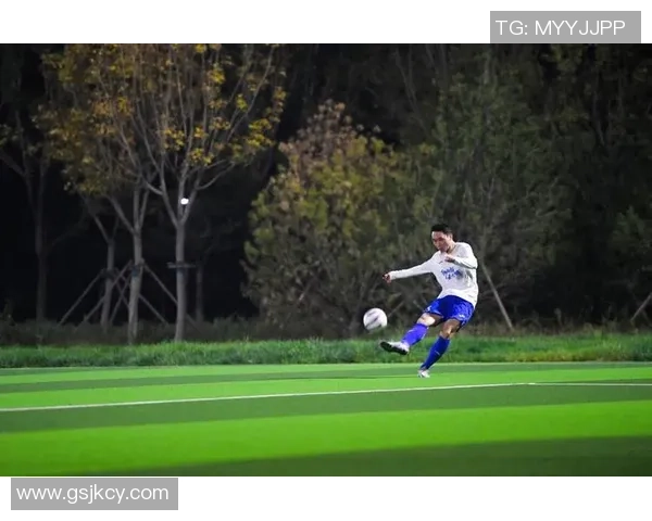 掌握足球内踢腿技巧提升控球能力与射门精准度的全面指南 掌握足球内踢腿技巧提升控球能力与射门精准度的全面指南